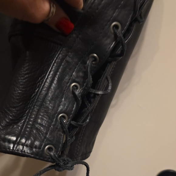 Men/women's Black Leather Adjustible Side Motorcycle Vest with Harley Patches - Picture 7 of 10